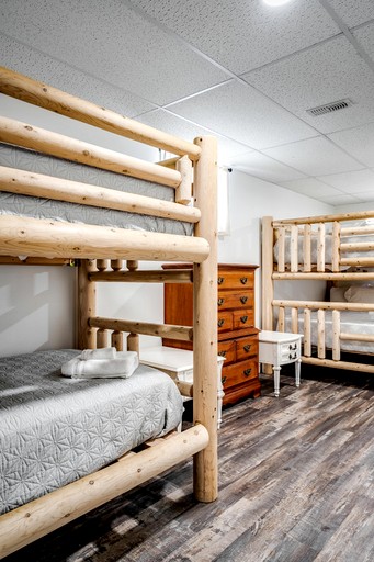 Cabins (Canada, Kingsville, Ontario)