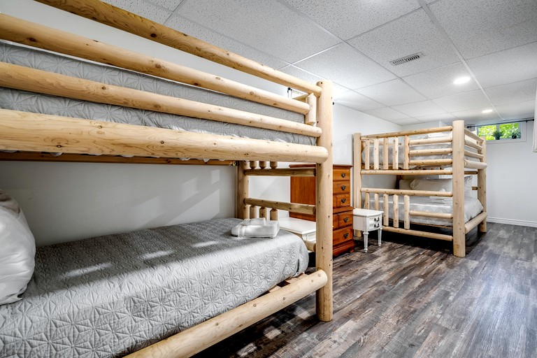 Cabins (Canada, Kingsville, Ontario)