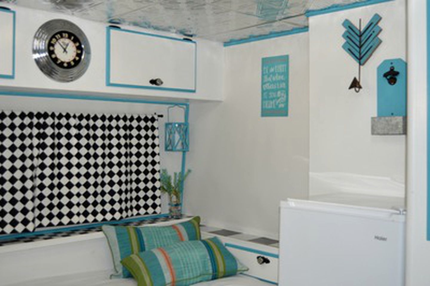 West Coast-Themed Camper for a Romantic Getaway near Giddings, Texas