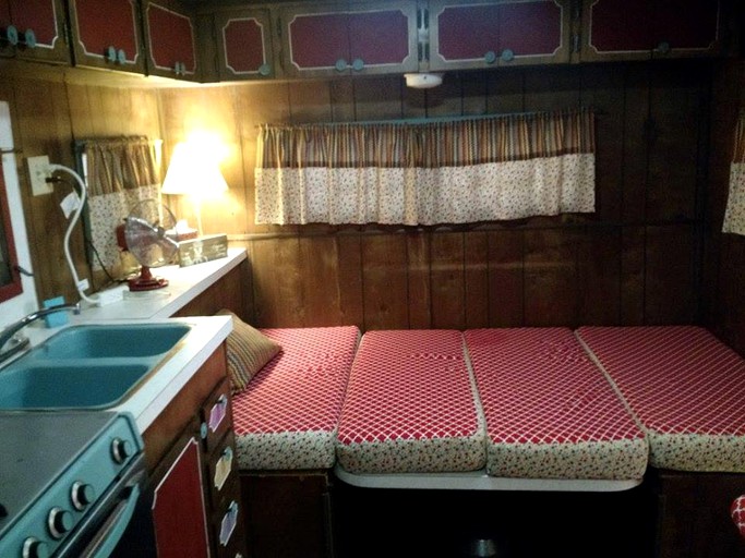 Caravans (Round Top, Texas, United States)