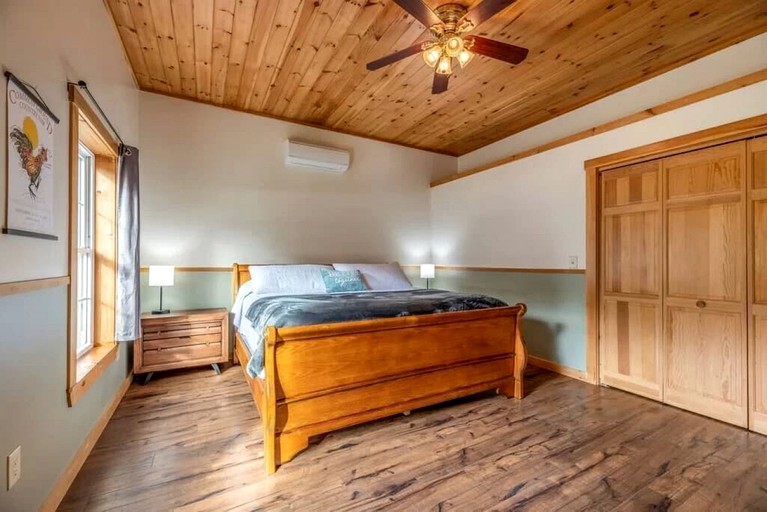 Cabins (United States of America, Burnham, Maine)