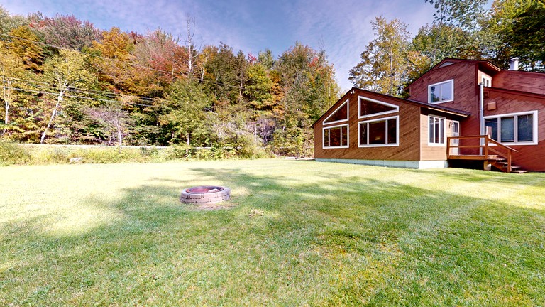 Wooden Ski Cabin with Hot-Tub For a Scenic Escape Minutes from Pico and Killington, Vermont