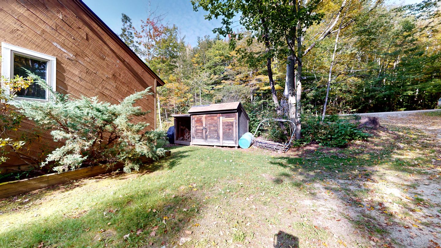 Wooden Ski Cabin with Hot-Tub For a Scenic Escape Minutes from Pico and Killington, Vermont