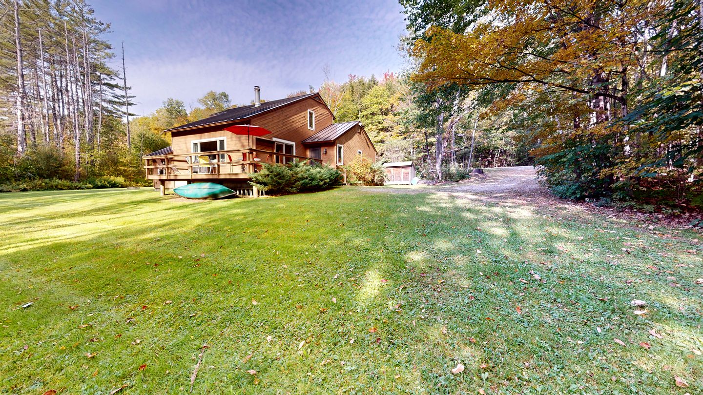 Wooden Ski Cabin with Hot-Tub For a Scenic Escape Minutes from Pico and Killington, Vermont