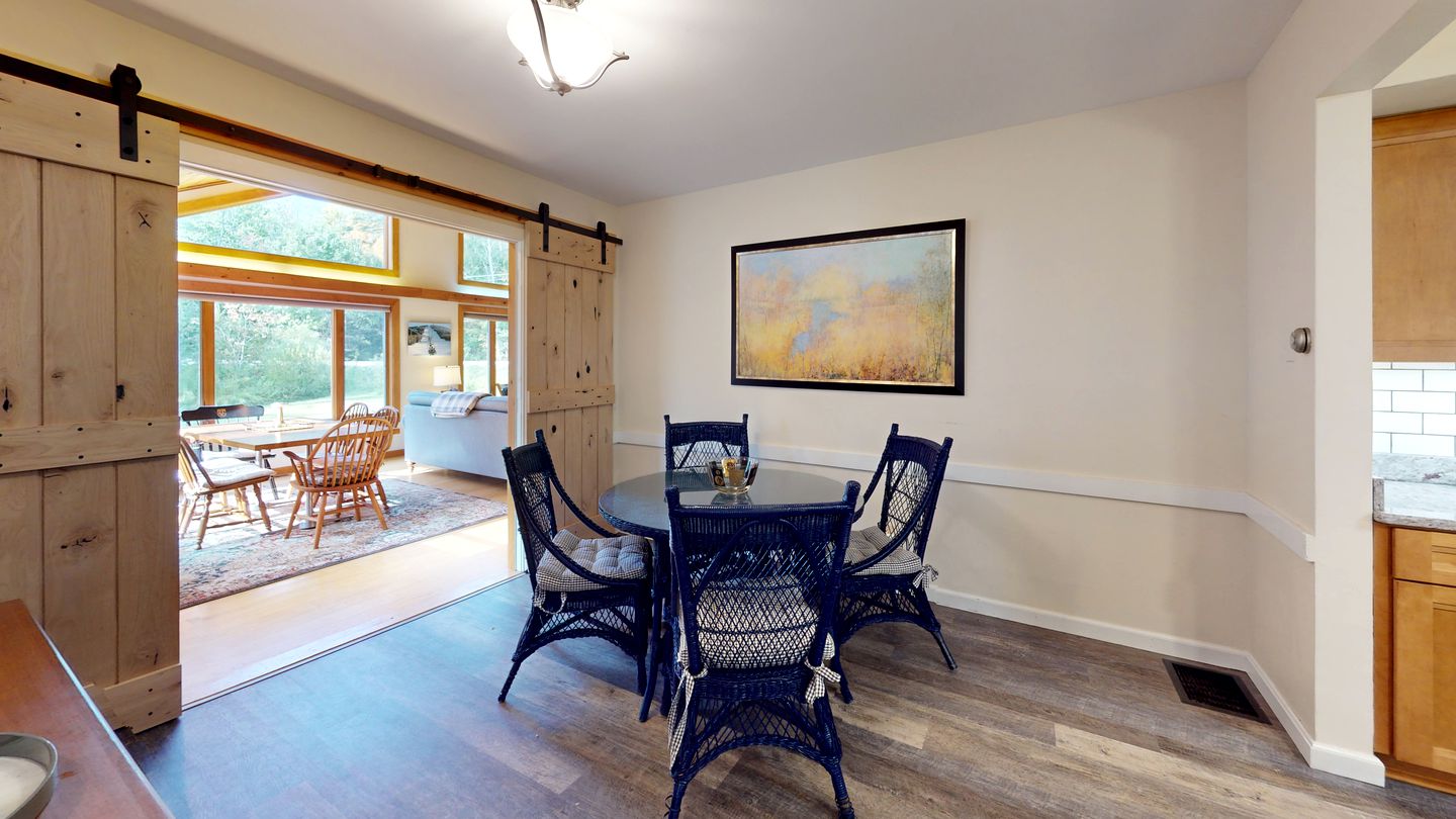 Wooden Ski Cabin with Hot-Tub For a Scenic Escape Minutes from Pico and Killington, Vermont