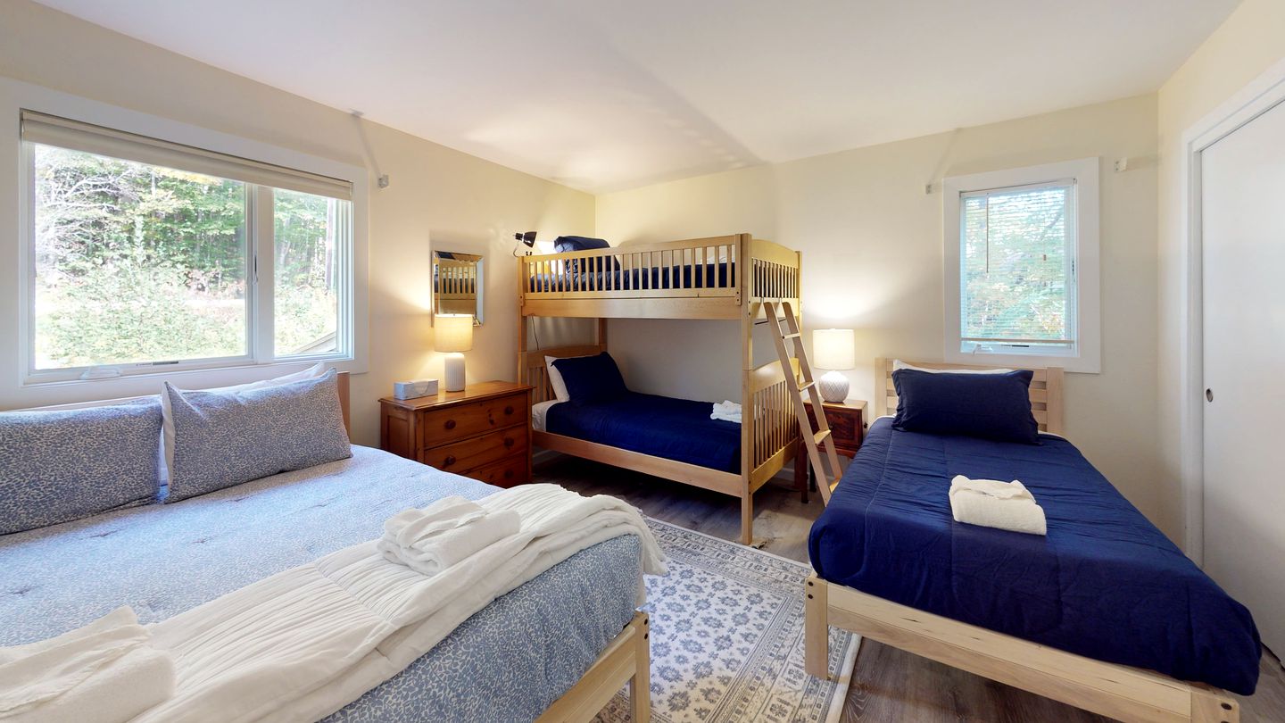 Wooden Ski Cabin with Hot-Tub For a Scenic Escape Minutes from Pico and Killington, Vermont