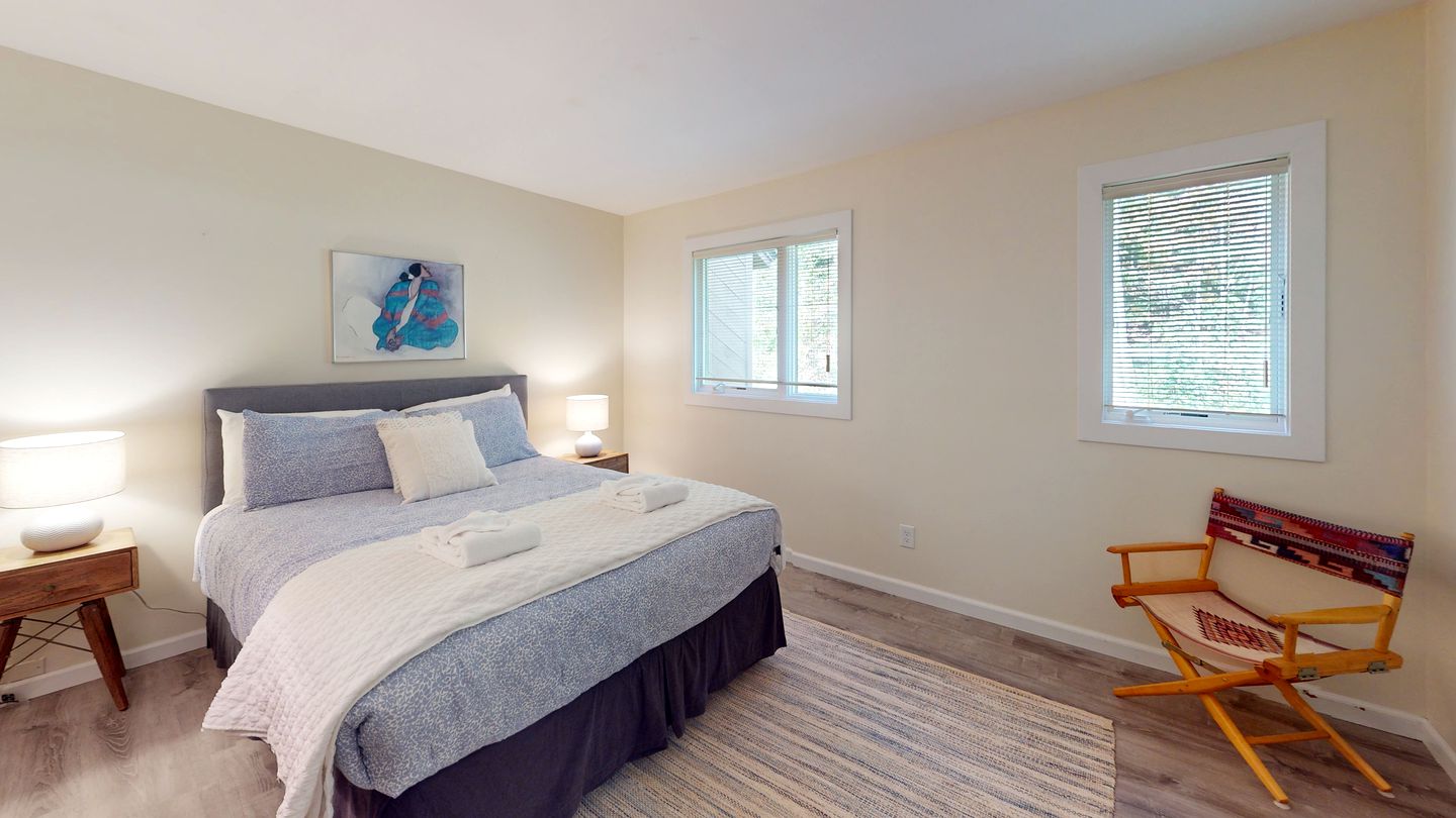 Wooden Ski Cabin with Hot-Tub For a Scenic Escape Minutes from Pico and Killington, Vermont
