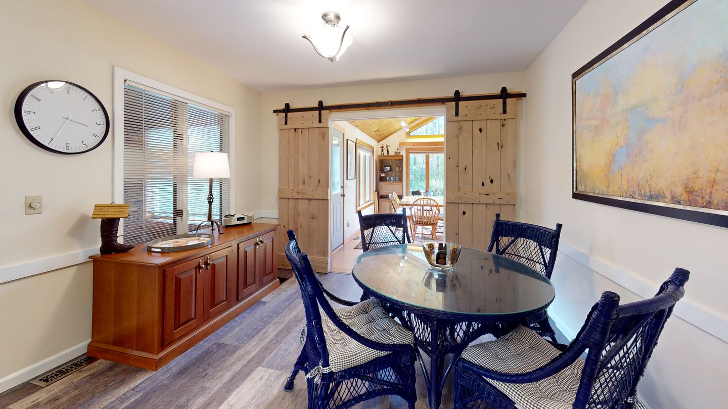 Wooden Ski Cabin with Hot-Tub For a Scenic Escape Minutes from Pico and Killington, Vermont