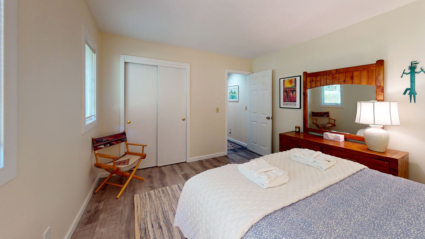 Wooden Ski Cabin with Hot-Tub For a Scenic Escape Minutes from Pico and Killington, Vermont