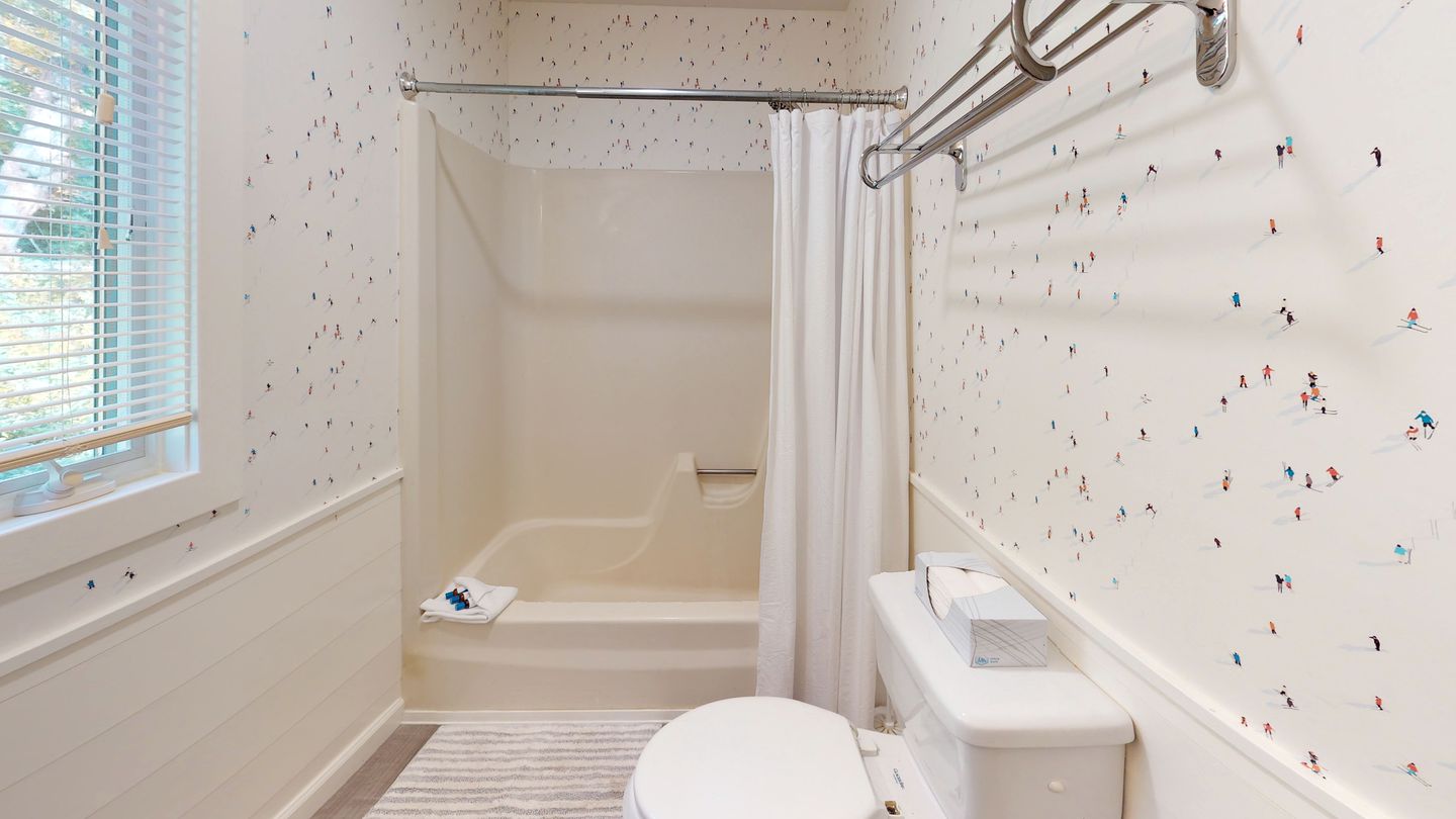 Wooden Ski Cabin with Hot-Tub For a Scenic Escape Minutes from Pico and Killington, Vermont