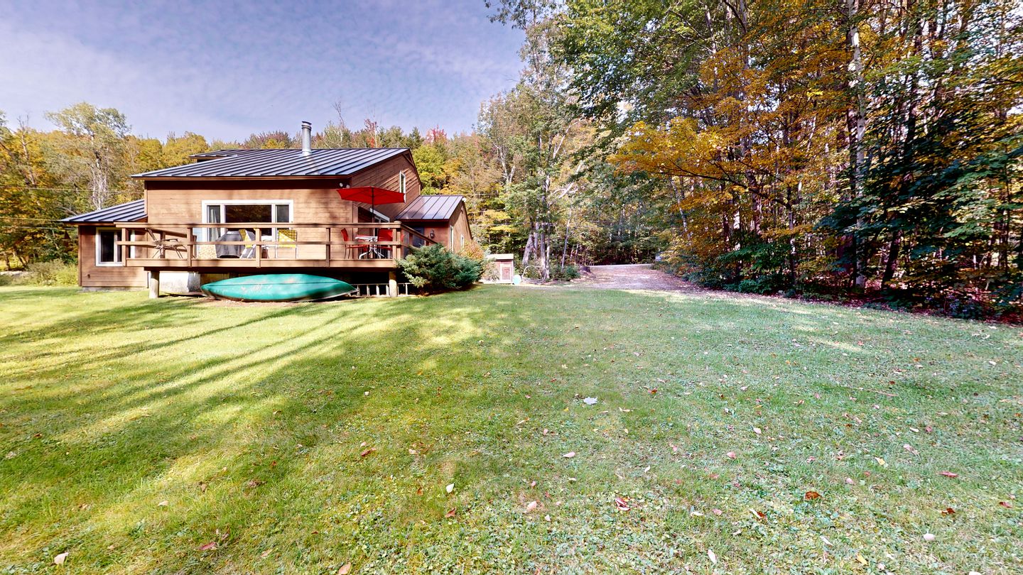 Wooden Ski Cabin with Hot-Tub For a Scenic Escape Minutes from Pico and Killington, Vermont