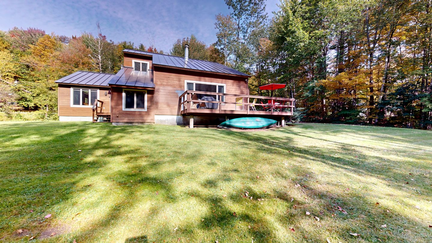 Wooden Ski Cabin with Hot-Tub For a Scenic Escape Minutes from Pico and Killington, Vermont