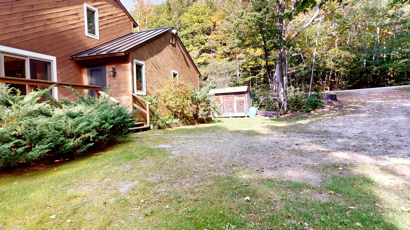 Wooden Ski Cabin with Hot-Tub For a Scenic Escape Minutes from Pico and Killington, Vermont