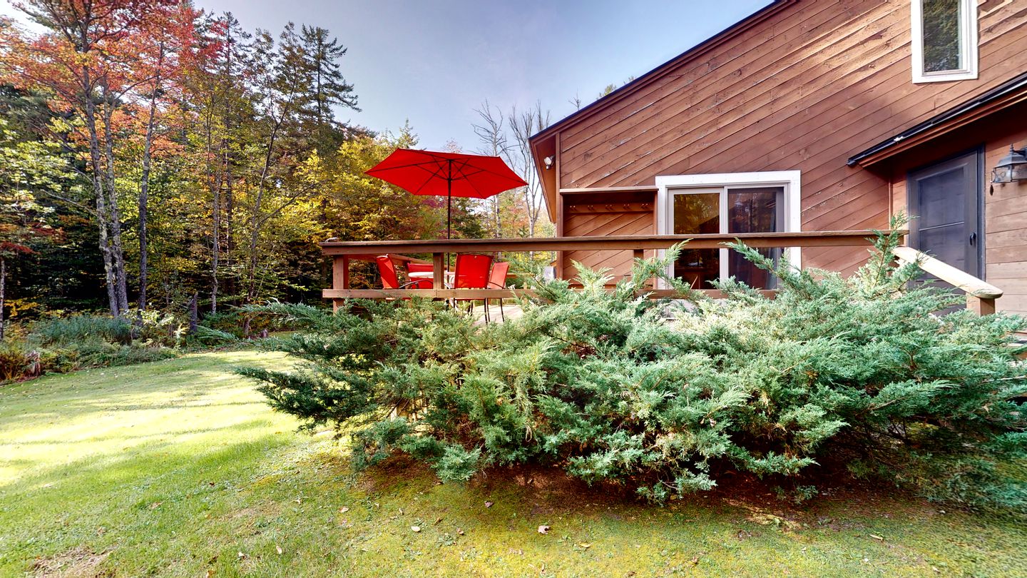Wooden Ski Cabin with Hot-Tub For a Scenic Escape Minutes from Pico and Killington, Vermont