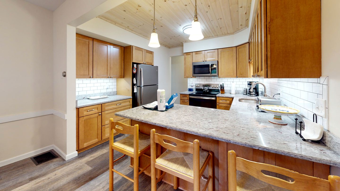 Wooden Ski Cabin with Hot-Tub For a Scenic Escape Minutes from Pico and Killington, Vermont