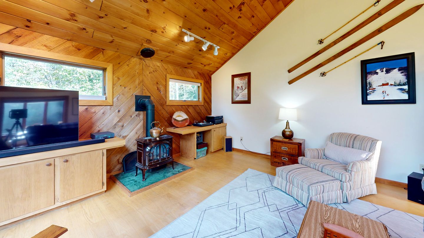 Wooden Ski Cabin with Hot-Tub For a Scenic Escape Minutes from Pico and Killington, Vermont