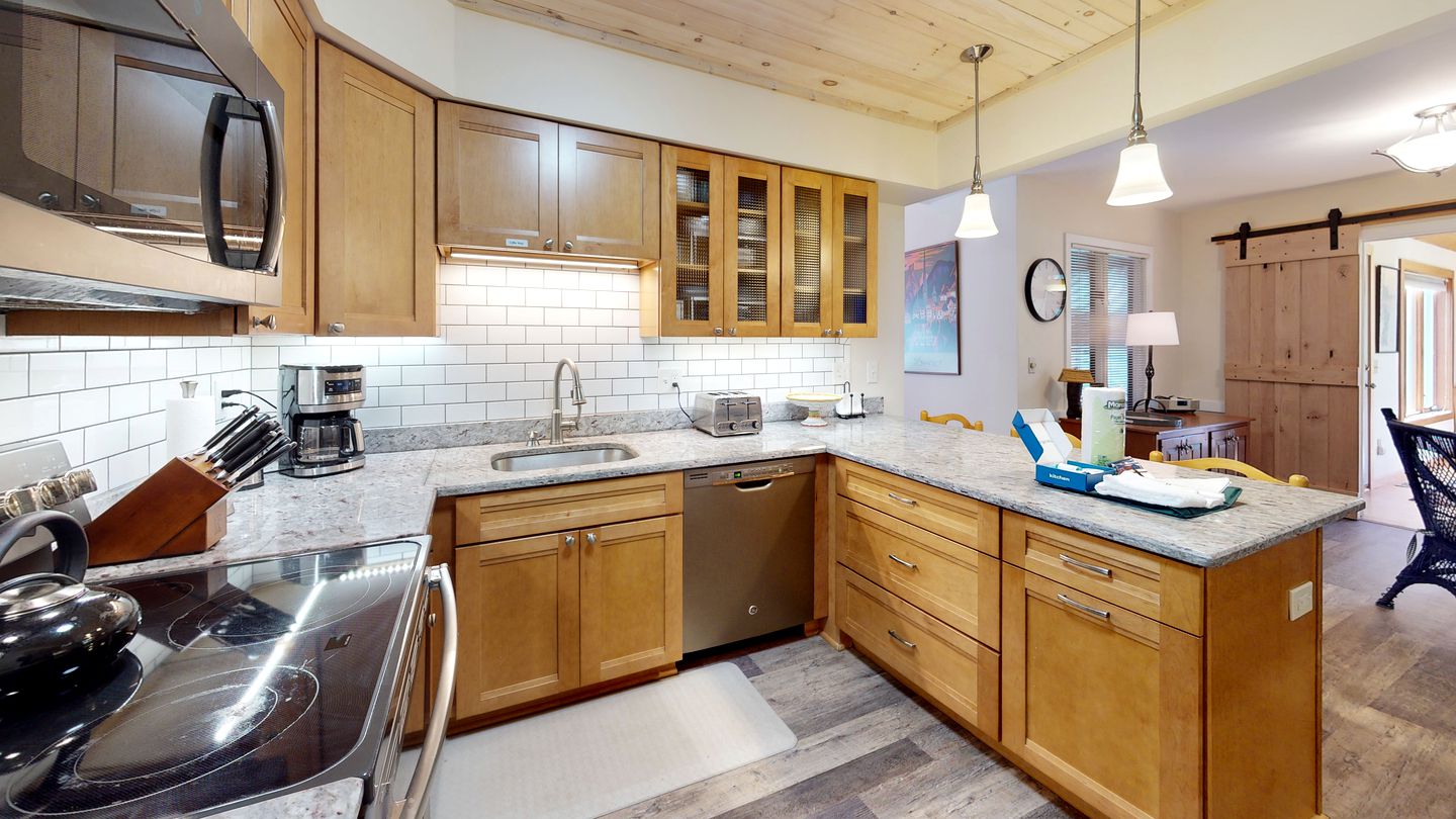 Wooden Ski Cabin with Hot-Tub For a Scenic Escape Minutes from Pico and Killington, Vermont