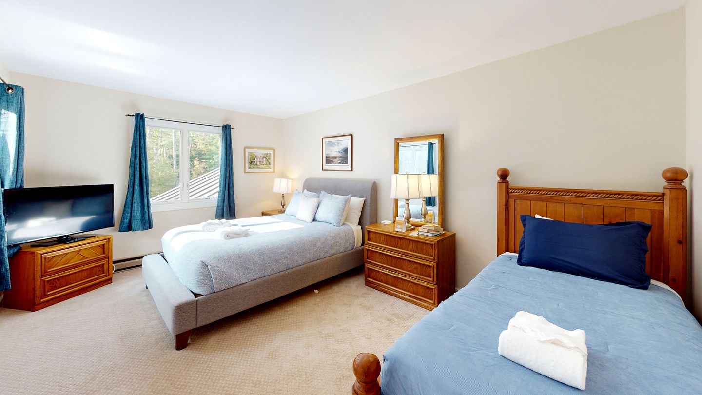 Wooden Ski Cabin with Hot-Tub For a Scenic Escape Minutes from Pico and Killington, Vermont