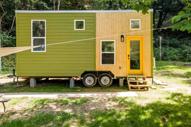 Impressive Tiny House Surrounded by Trees in Burnsville, North Carolina)