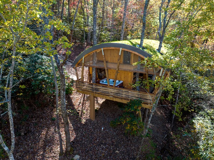 Luxury Nest-Inspired Treehouse with Net Loft & Hot Tub Near Highlands, NC