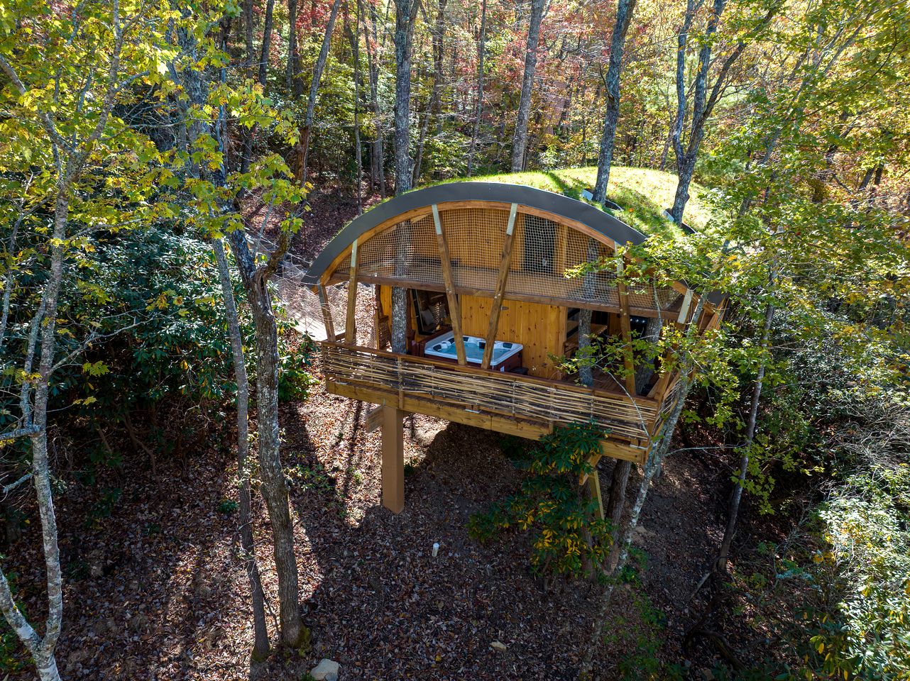 Luxury Nest-Inspired Treehouse with Net Loft & Hot Tub Near Highlands, NC
