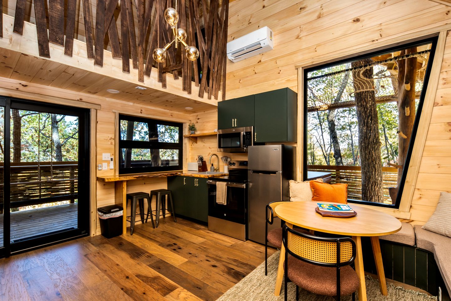 Luxury Nest-Inspired Treehouse with Net Loft & Hot Tub Near Highlands, NC