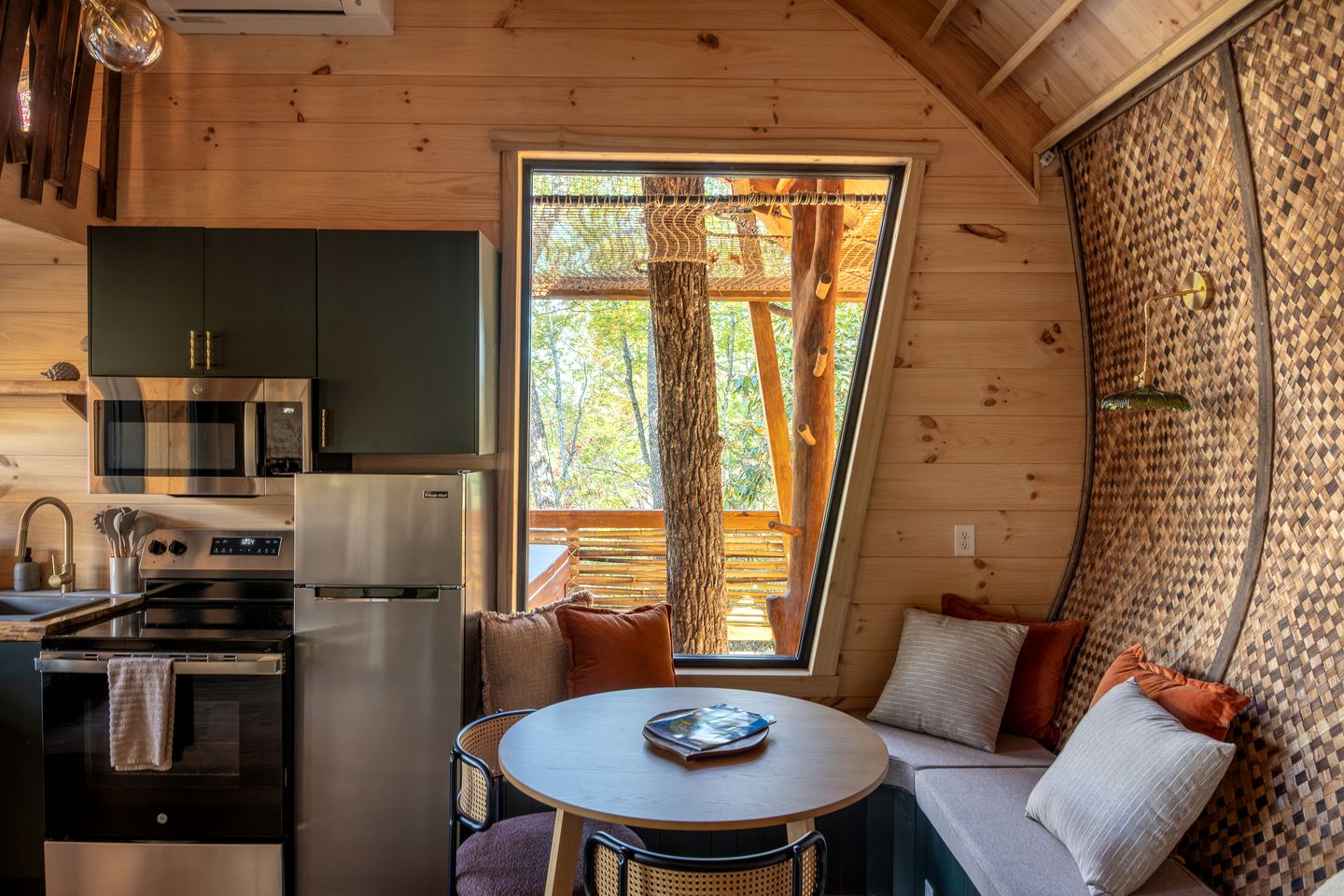Luxury Nest-Inspired Treehouse with Net Loft & Hot Tub Near Highlands, NC