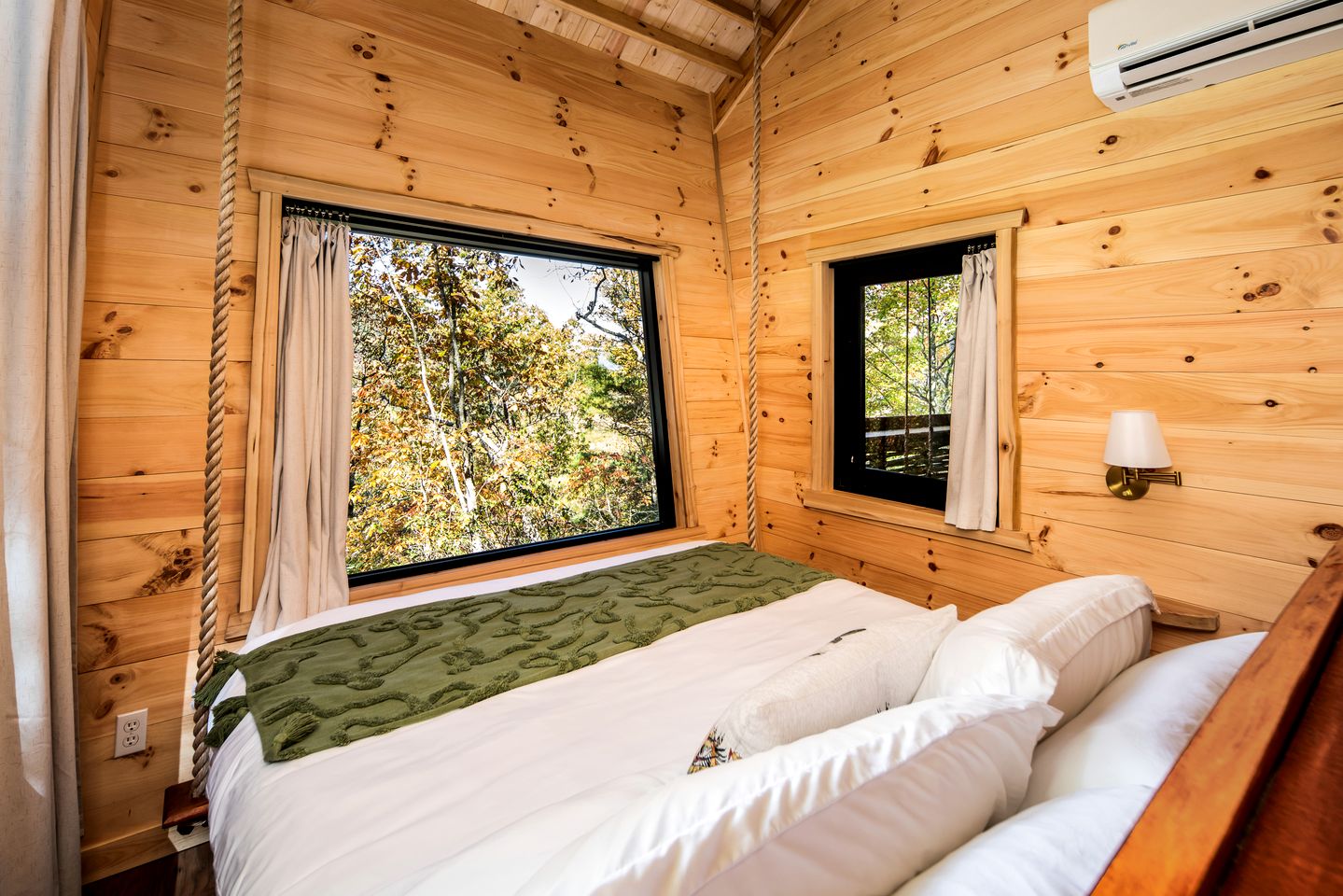 Luxury Nest-Inspired Treehouse with Net Loft & Hot Tub Near Highlands, NC