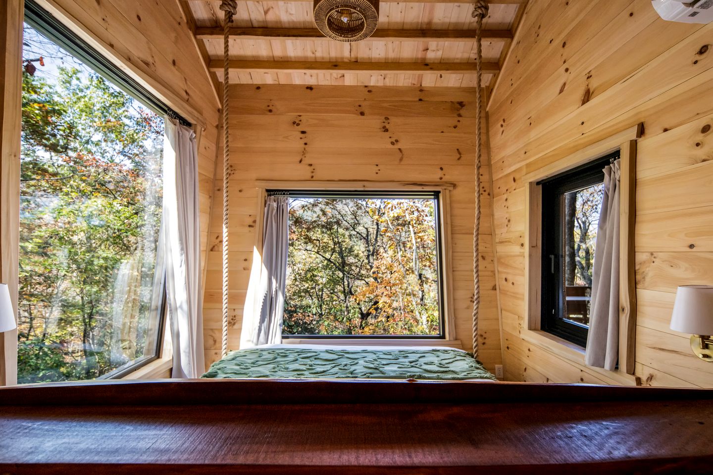 Luxury Nest-Inspired Treehouse with Net Loft & Hot Tub Near Highlands, NC