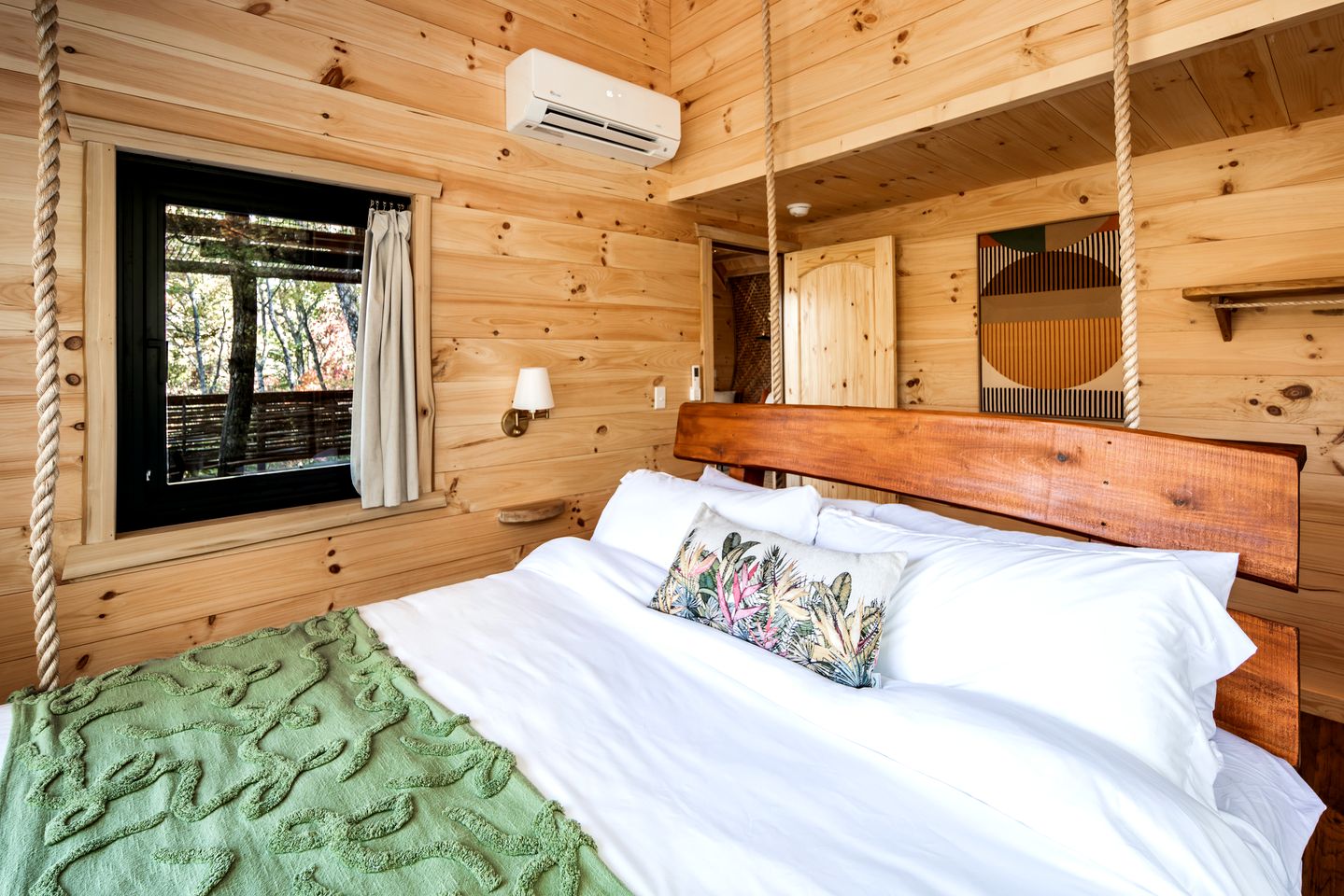 Luxury Nest-Inspired Treehouse with Net Loft & Hot Tub Near Highlands, NC