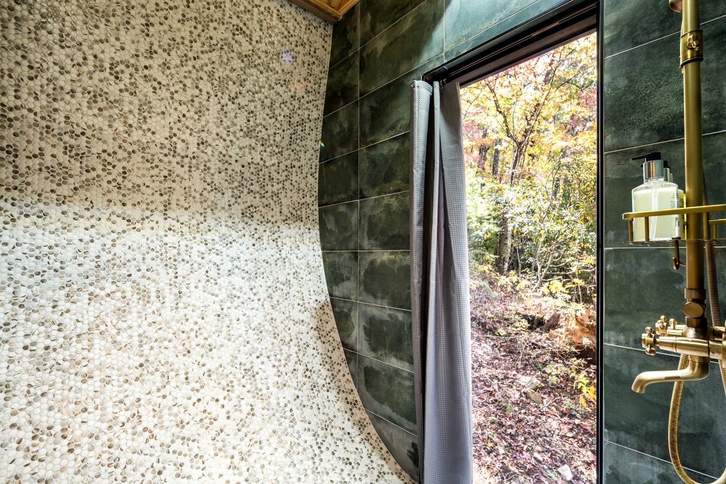 Luxury Nest-Inspired Treehouse with Net Loft & Hot Tub Near Highlands, NC