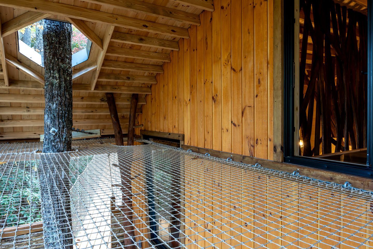 Luxury Nest-Inspired Treehouse with Net Loft & Hot Tub Near Highlands, NC