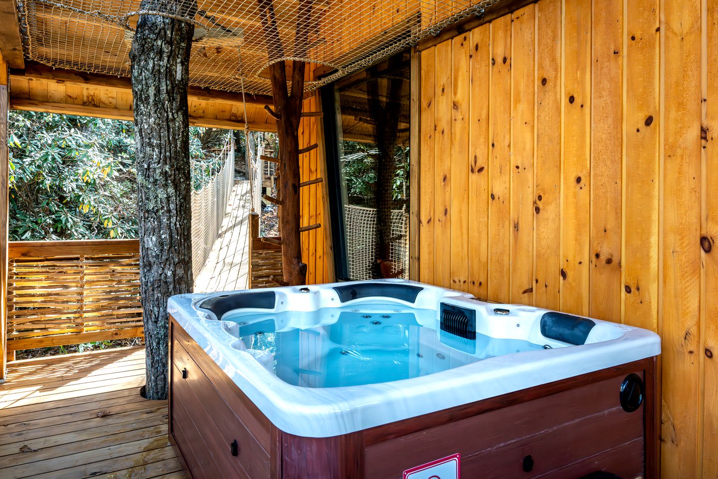 Luxury Nest-Inspired Treehouse with Net Loft & Hot Tub Near Highlands, NC