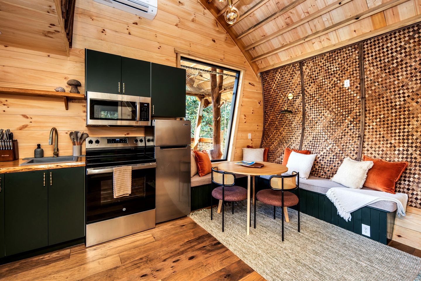 Luxury Nest-Inspired Treehouse with Net Loft & Hot Tub Near Highlands, NC