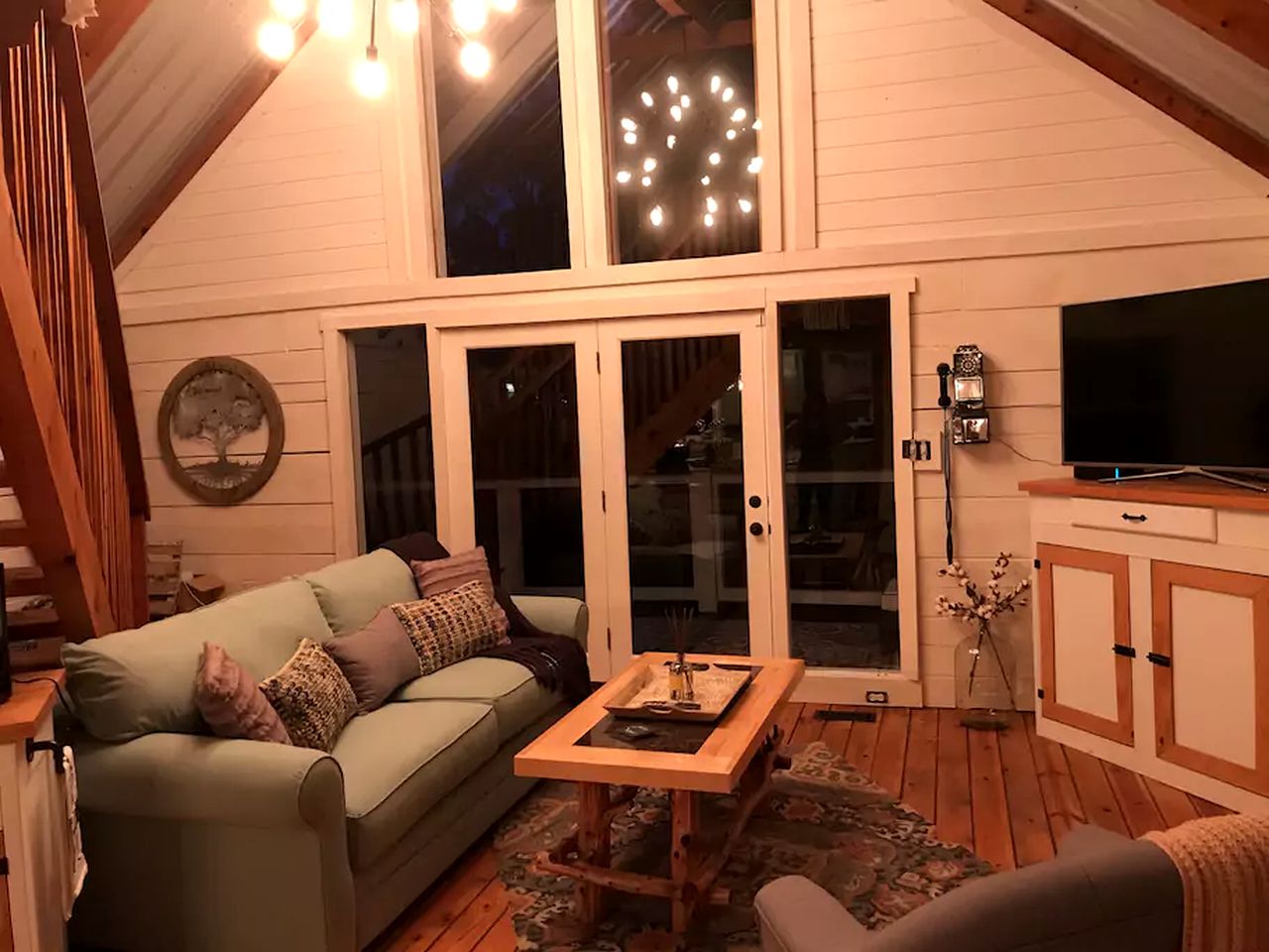 Stunning Cabin with an Outdoor Hot Tub near Gatlinburg, Tennessee