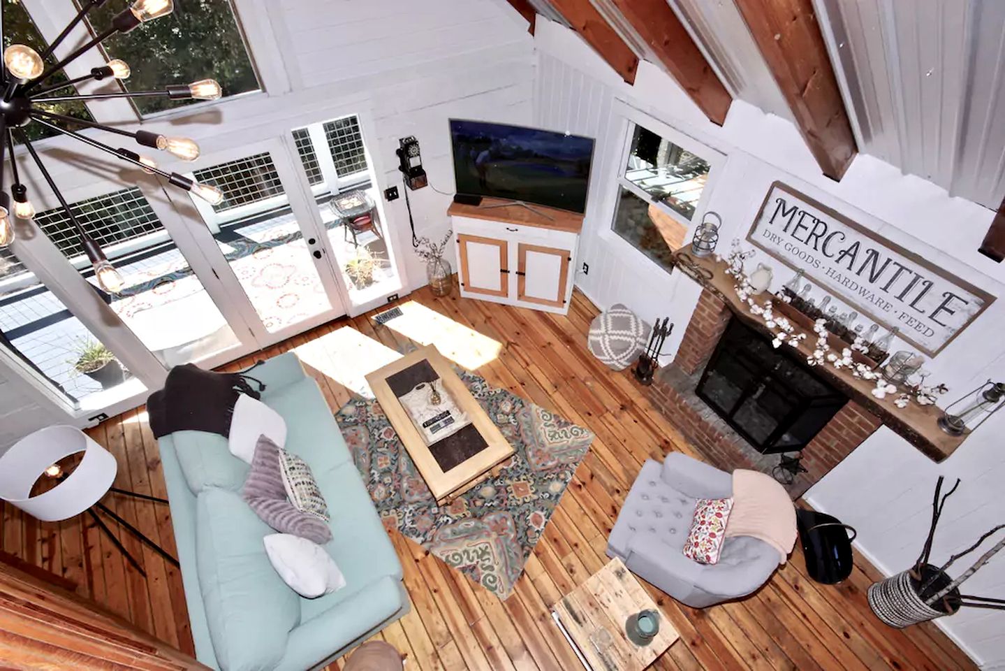 Stunning Cabin with an Outdoor Hot Tub near Gatlinburg, Tennessee