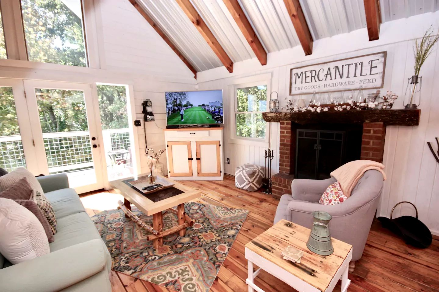 Stunning Cabin with an Outdoor Hot Tub near Gatlinburg, Tennessee