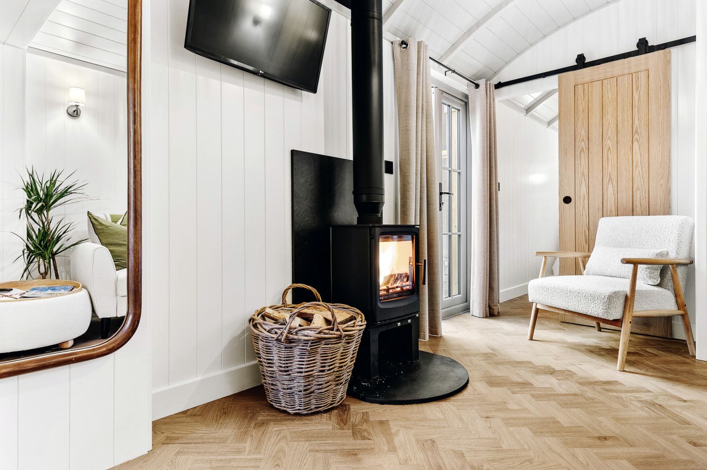 Unique Shepherd’s Hut Escape with Private Spa & Firepit Nights in Binsted, United Kingdom
