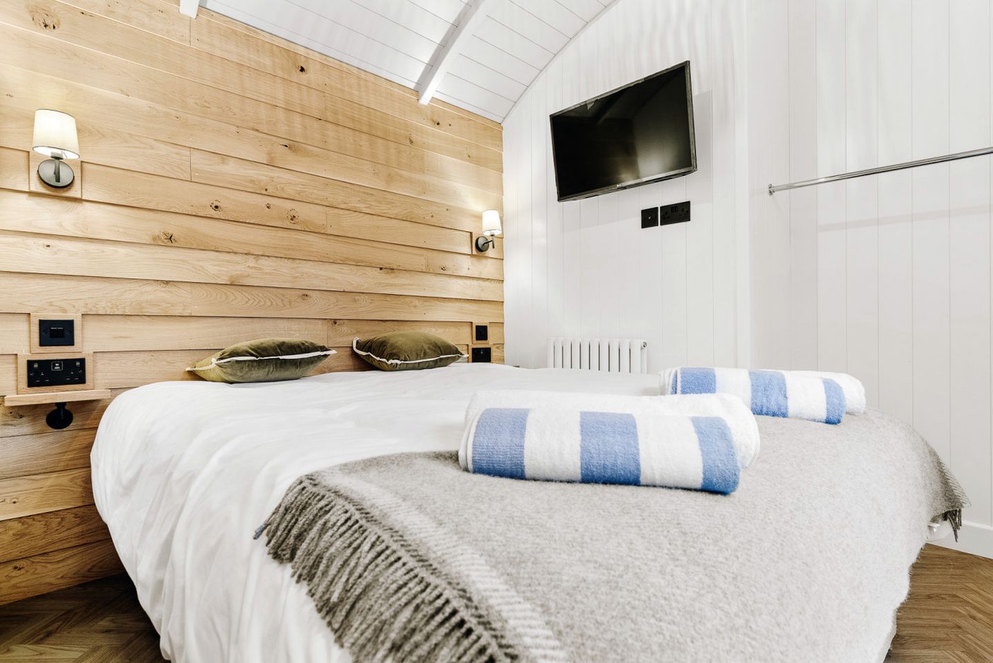 Unique Shepherd’s Hut Escape with Private Spa & Firepit Nights in Binsted, United Kingdom