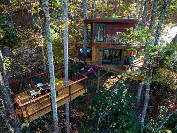 Luxury Woodland Treehouse with Fire Pit & Mountain Views Near Highlands, NC