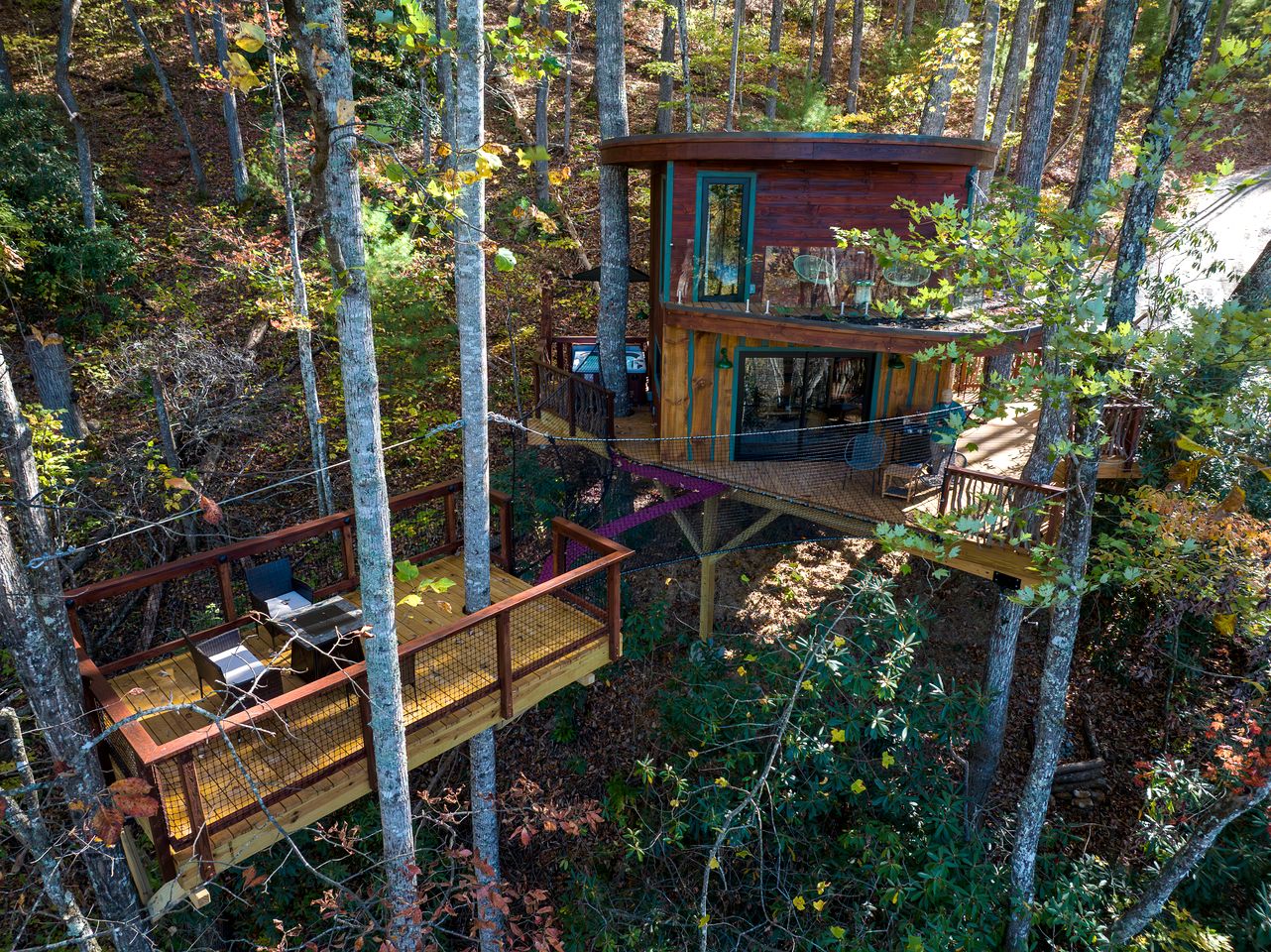 Luxury Woodland Treehouse with Fire Pit & Mountain Views Near Highlands, NC