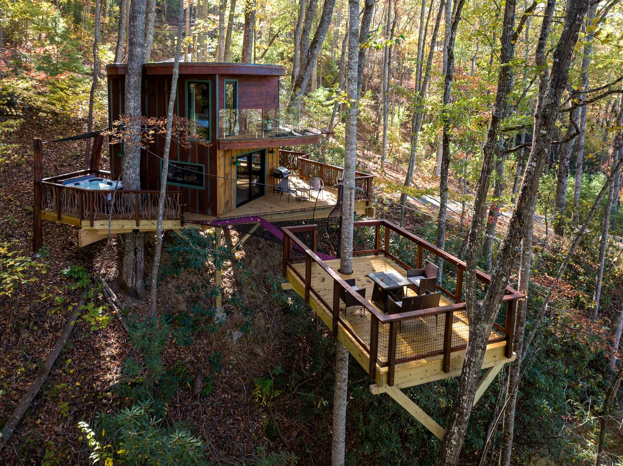 Luxury Woodland Treehouse with Fire Pit & Mountain Views Near Highlands, NC