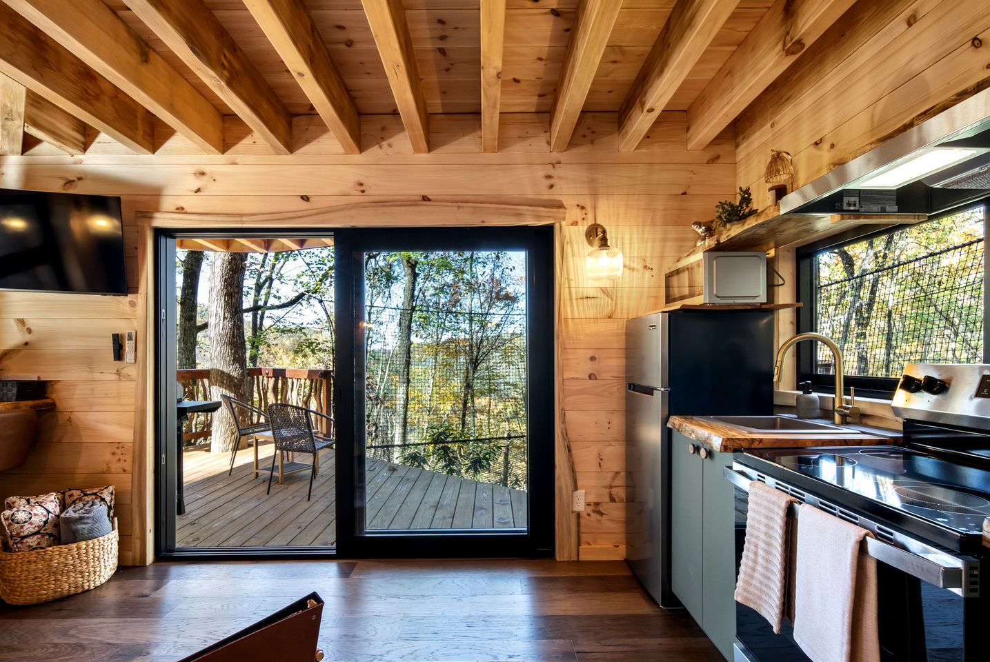 Luxury Woodland Treehouse with Fire Pit & Mountain Views Near Highlands, NC
