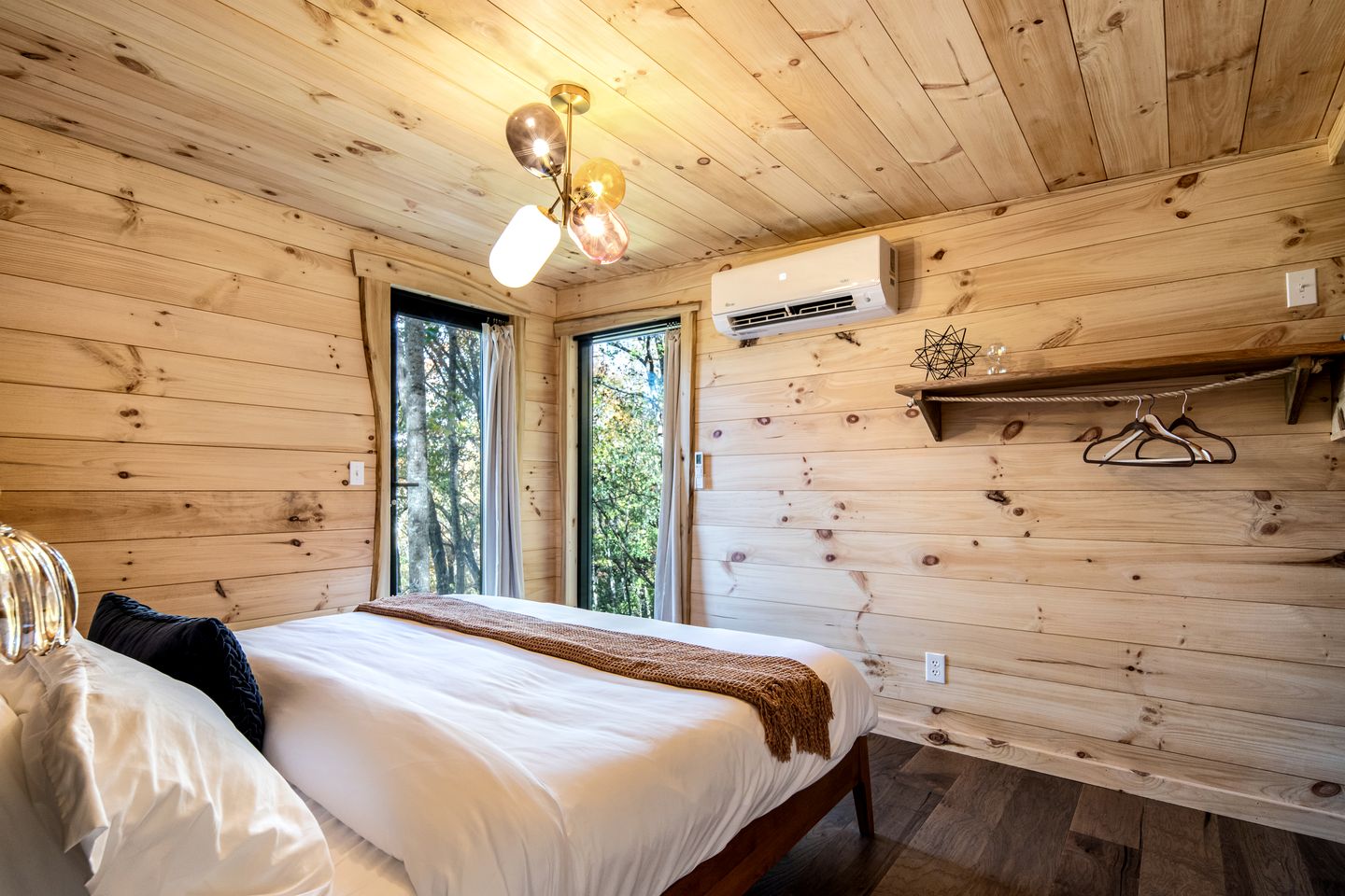 Luxury Woodland Treehouse with Fire Pit & Mountain Views Near Highlands, NC