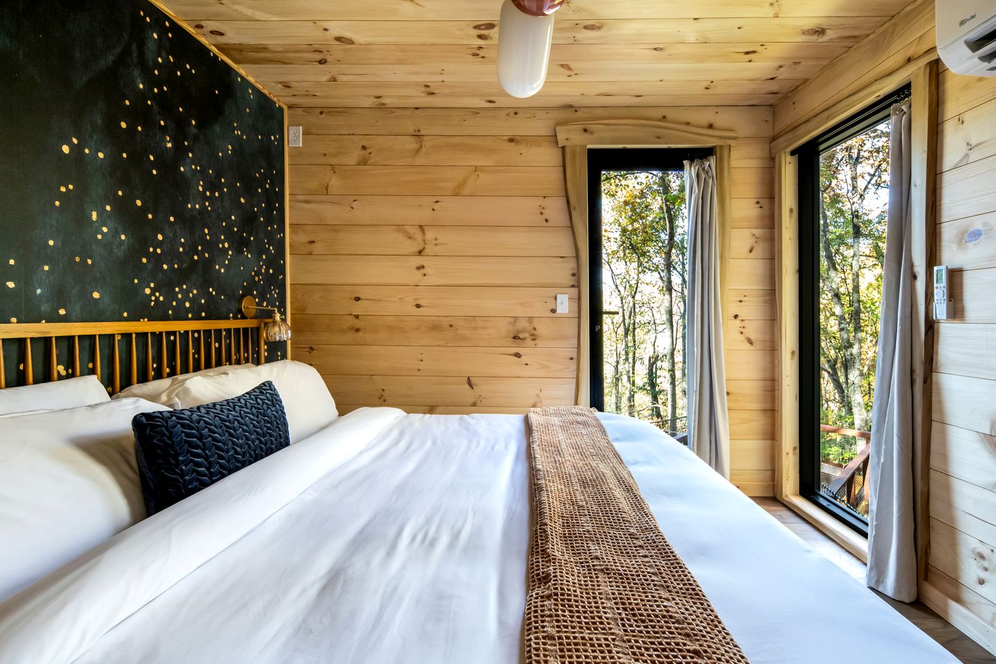 Luxury Woodland Treehouse with Fire Pit & Mountain Views Near Highlands, NC