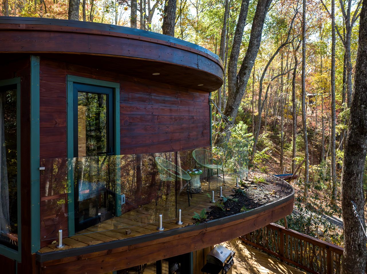 Luxury Woodland Treehouse with Fire Pit & Mountain Views Near Highlands, NC