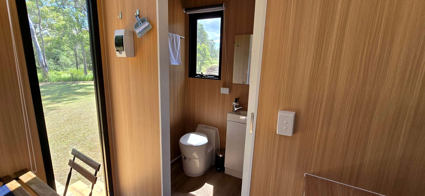 Cute Tiny House for a Delightful Relaxing Farm Stay Surrounded by Nature in Mundoolun, Queensland