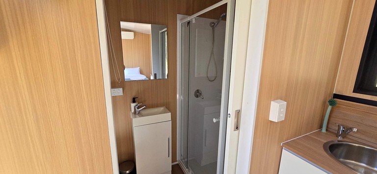 Tiny Houses (Australia, --, --)