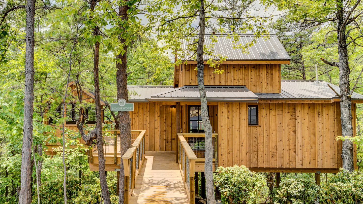 Stunning Tree House with Hot-tub in Gatlinburg, Tennessee