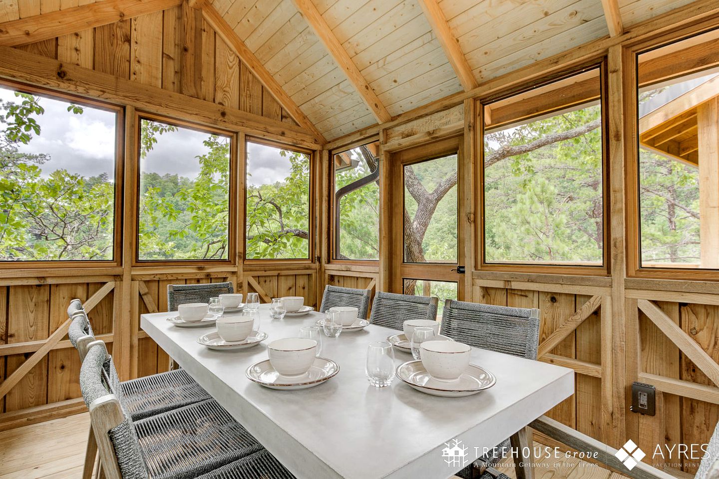 Stunning Tree House with Hot-tub in Gatlinburg, Tennessee